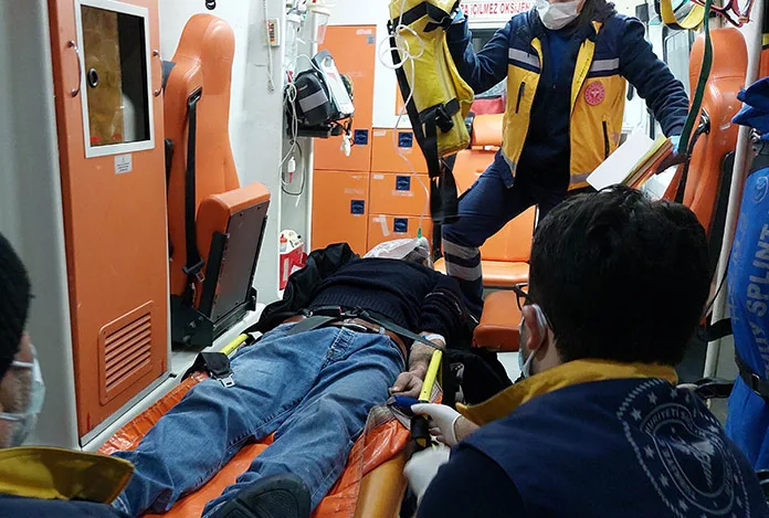 Önce birini bıçakladı, sonra kendi evini yaktı
