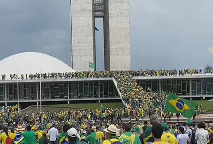 Brezilya’da Bolsonaro destekçileri Kongre’yi bastı