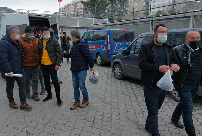 Kendilerini polis savcı olarak tanıttılar