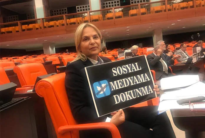 “Sansürcü zihniyet vatandaşın yüzüne bakamayacak”