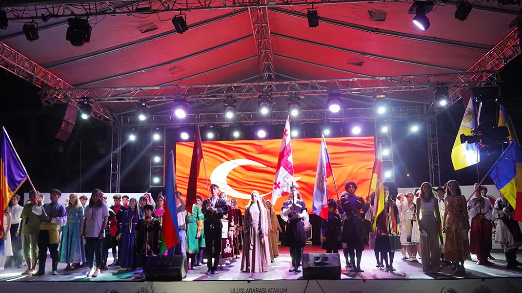 10 ülkeden gençler Atakum’da ‘barış’ için dans etti