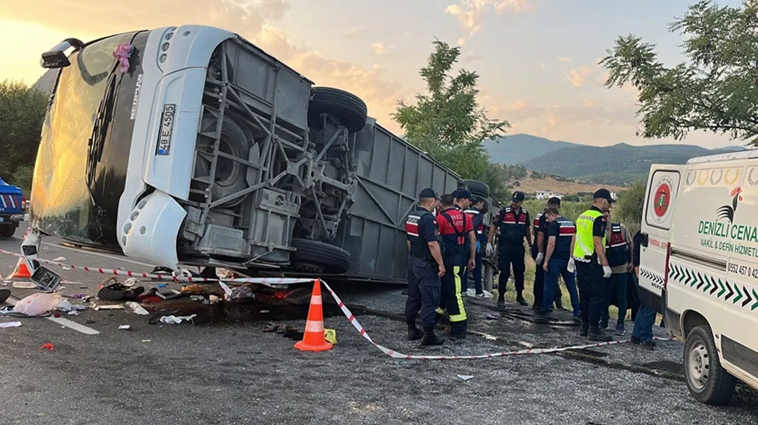Denizli’nin Honaz ilçesinde kum yüklü kamyon yolcu otobüsü ile çarpıştı: 6 ölü, 42 yaralı