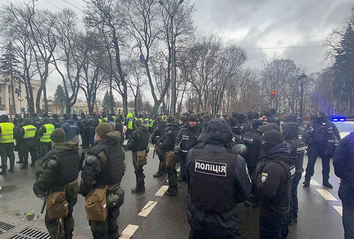 Ukrayna’da karantina karşıtları sokağa indi