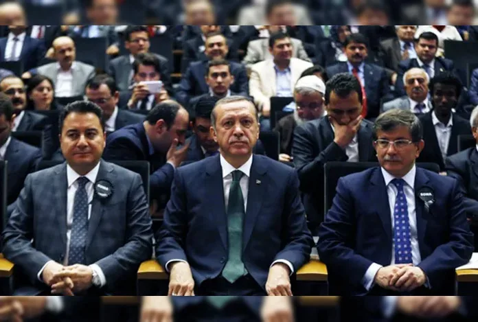 Akif Beki: “Babacan ve Davutoğlu nasıl hain oldu?”