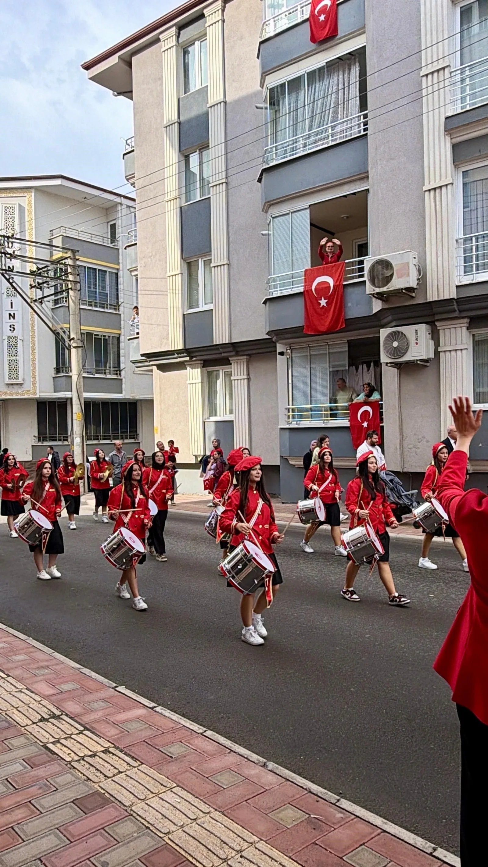 Bafra'da öğrenciler hasta öğretmenleri için kortej oluşturdu