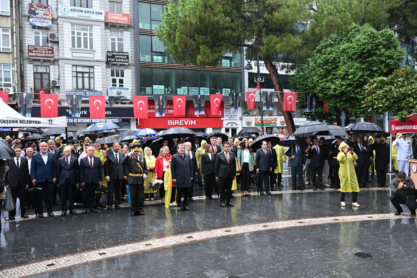 Vali Tavlı, 30 Ağustos Zafer Bayramı'nda Onur Anıtı'na çelenk sundu