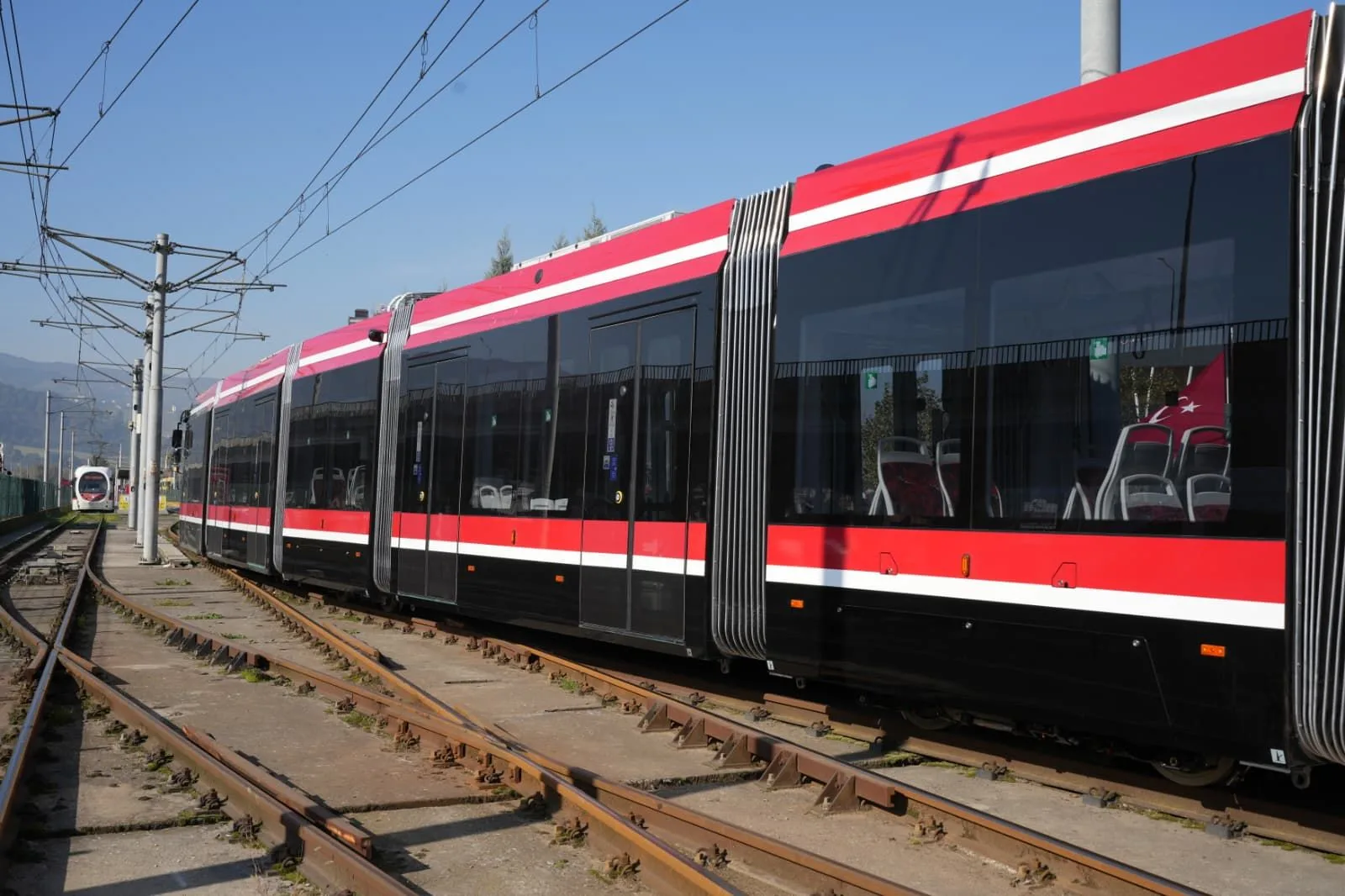 Samsun'a 12 yeni tramvaydan dördüncüsü Tekkeköy'e getirildi