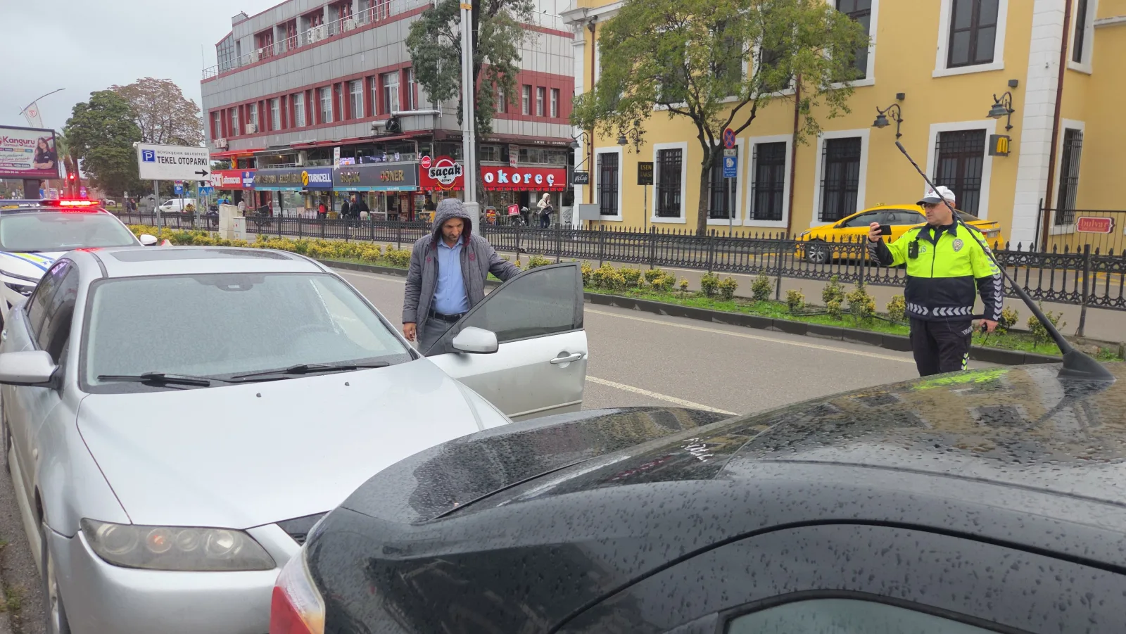 İlkadım'da yaralanan kadına trafik polisinden yağmurda yardım