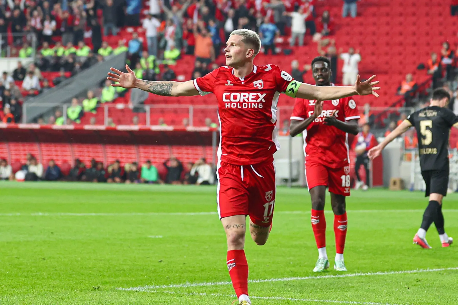 Samsunspor'da Tomasson, 55. maçında gol atıp kaptanlık yaptı
