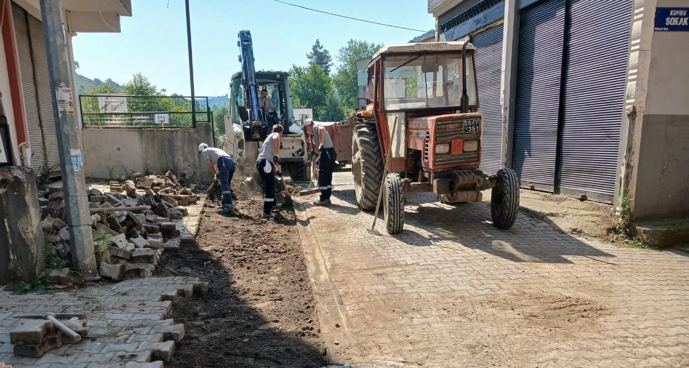 Salıpazarı'nda doğal gaz kazılarından bozulan yollar onarılıyor