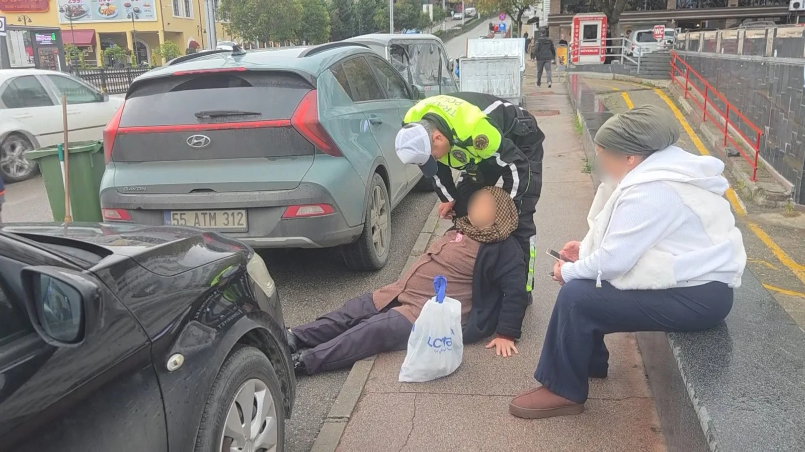 Samsun İlkadım'da trafik kazası: polis yaralıyı yağmurdan yeleğiyle korudu